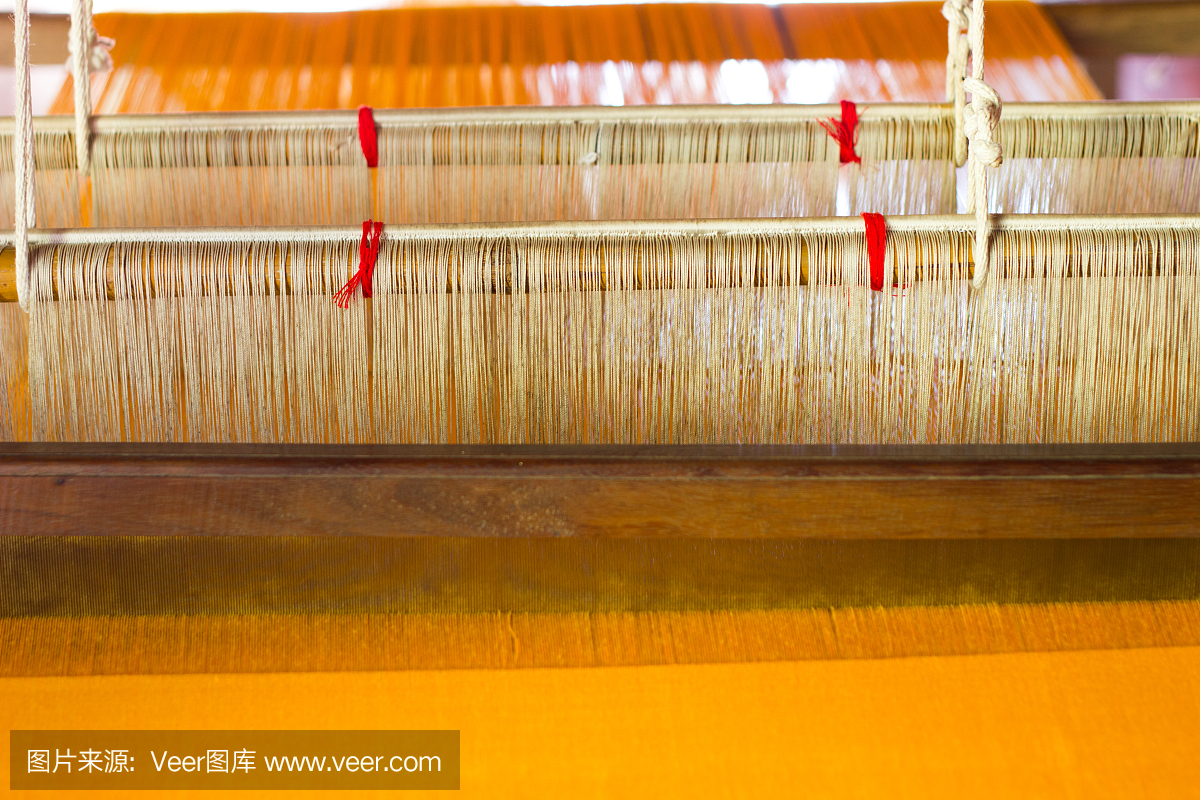 家用织机织造。用于泰国自制丝绸或纺织品生产的织造机的细节